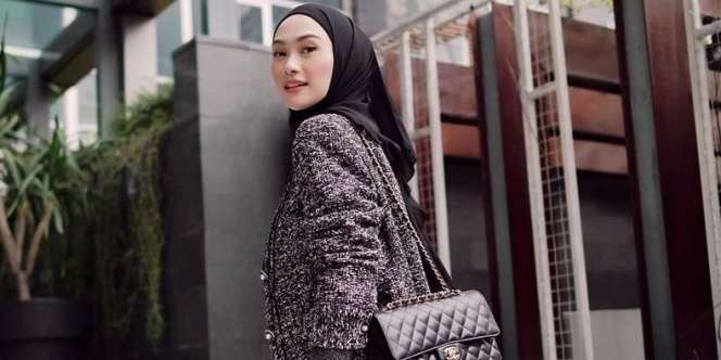 Professional Look dengan Blazer, Tengok Gaya Indah Nada Puspita