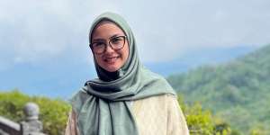Quirky Style Revalina S. Temat, Tampilannya Jadi Sangat Beda