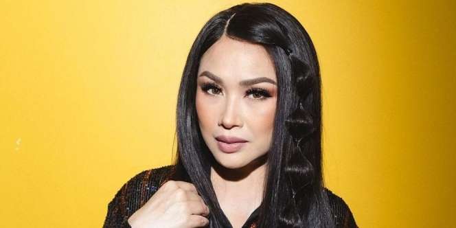Berubah Drastis! 9 Potret Wajah Baru Titi DJ Usai Jalani Operasi Plastik, Dipuji Mirip Artis Korea!