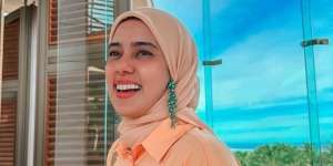 Fairuz A Rafiq Terlihat Fresh dengan Nuansa Peach 
