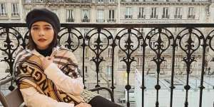 Prilly Latuconsina Jadi 'Emily in Paris', Total Nilai Outfitnya Bikin Tercengang