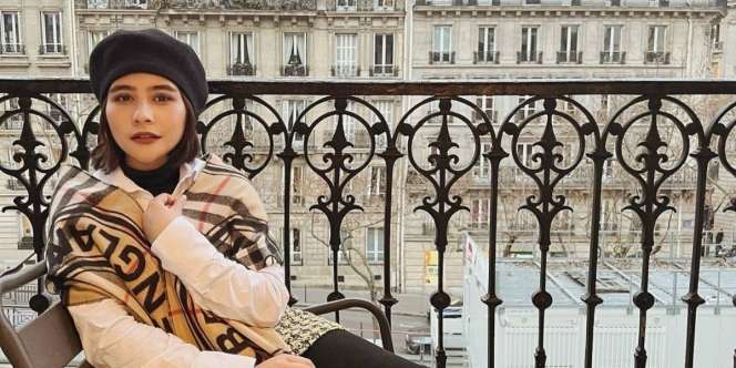 Prilly Latuconsina Jadi 'Emily in Paris', Total Nilai Outfitnya Bikin Tercengang