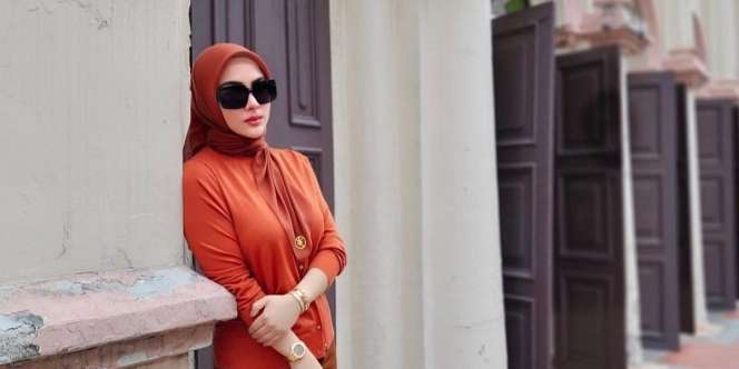 Winter Look Syahrini Serba Hitam, Belt Tipisnya Bikin Penasaran