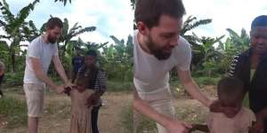 Bocah Ini Nangis Kejer Saat Pertama Kali Lihat Bule Kulit Putih, Disangka Hantu Takut Dimakan