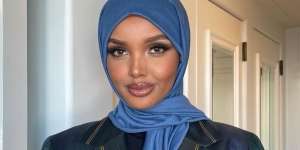 Look Stunning Halima Aden Saat Pakai Blazer dan Pashmina Simpel