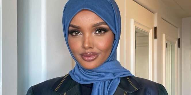 Look Stunning Halima Aden Saat Pakai Blazer dan Pashmina Simpel