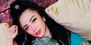 Bikin Pangling! 5 Potret Regina Mantan Istri Farhat Abbas Adu Peruntungan jadi Pedangdut