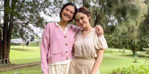 Pakai Outfit Vintage, Lihat Style Seru Syifa Hadju dan Mikha Tambayong