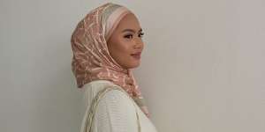 Fresh Look Scarf Segi Empat Bermotif, Styling Tanpa Jarum di Bawah Dagu