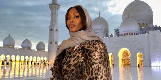 Pesona Supermodel Dunia Naomi Campbell Tampil Berkerudung