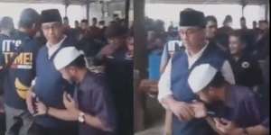 Viral, Mimik Anies Baswedan Saat Bersalaman dengan Pria Berpeci Putih Jadi Sorotan