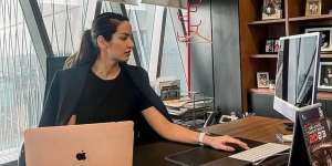 Potret Nia Ramadhani Kala Jadi Wanita Karier, Gayanya Bak CEO di Drakor
