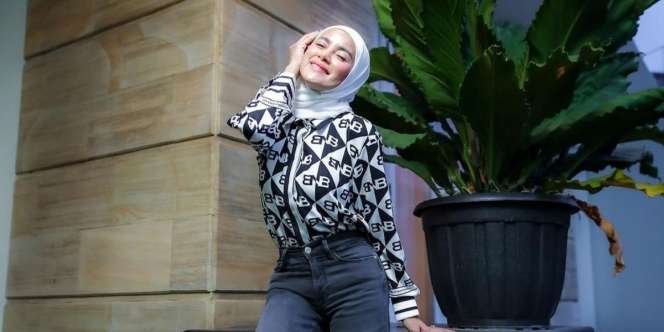 Asyik Ngedance, Busana Olla Ramlan Jadi Omongan