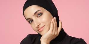 Pakai Bedak Banyak Bikin Makeup Awet Tanpa Cakey, Begini Caranya
