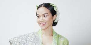 Mix and Match Seru Yura Yunita, Padukan Kain Batik dan Boots Merah