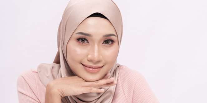 Trik Mencerahkan Area Bawah Mata dengan 3 Titik 1 Garis
