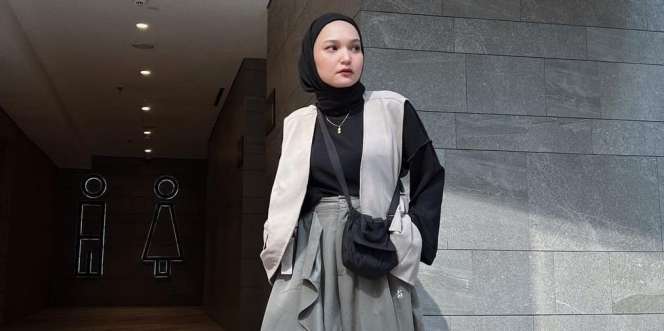 Permainan Aksen Bikin Outfit Hitam untuk Hijaber Jadi Tak Monoton 