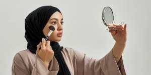 Mata Sembab Saat Bangun Tidur? Atasi dengan Tutorial Makeup Ini