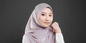 Aplikasikan Bedak Lebih Merata dengan Puff dan Kuas Agar Riasan Bawah Mata Tahan Lama