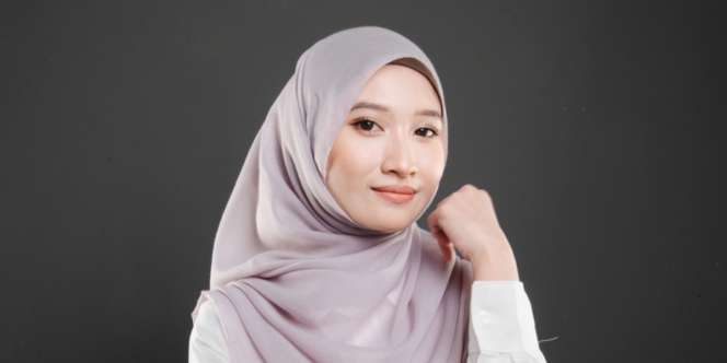Aplikasikan Bedak Lebih Merata dengan Puff dan Kuas Agar Riasan Bawah Mata Tahan Lama