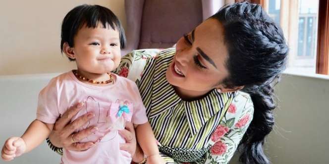 Krisdayanti Suapi Ameena Putri Aurel Hermansyah Kopi, Auto Dihujat Warganet
