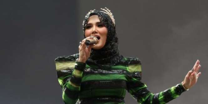Busana Mulan Jameela saat Konser Dewa 19 Disorot