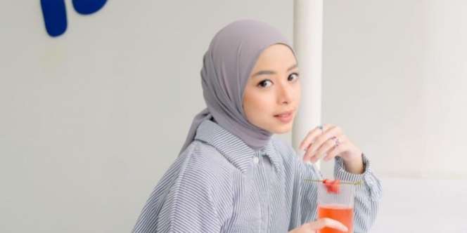 Scarf Segi Empat Monogram, Bikin Look Jadi Menawan