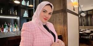 Jarang Terekspos! Potret Cantik Adelia Putri Kakak Shandy Aulia yang Berhijab