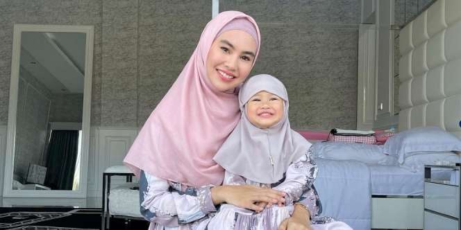 Pakai Outfit Konsep 'Corak Nabrak' Intip Detail Sepatu Hermes Kartika Putri
