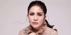 Gaya Fresh Momo Geisha Tampil Serba Pink, Sneakers Kulit Kambing Dibanderol Rp12 Juta