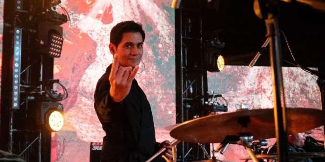 5 Potret Terbaru Tyo Nugros Eksdrummer Dewa19 yang Wajah Tampannya Dipuji `Abadi bak Vampir'