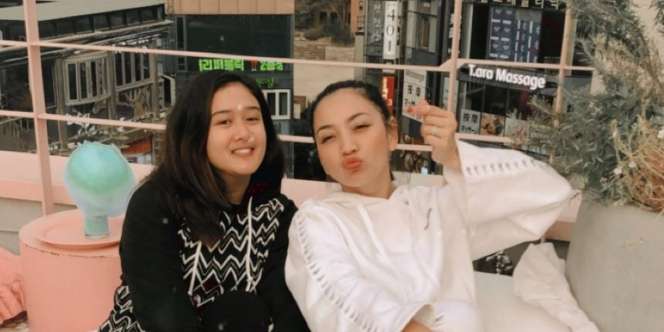 Sering Dikira Adik-Kakak, 5 Potret Kedekatan Hesti Purwadinata dan Putri Sambungnya