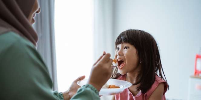 Ganti Kerupuk dengan Camilan Kaya Protein Biar Asupan Anak Lebih Bergizi