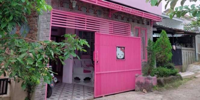 Rumah Hello Kitty di Bandung, Teras Hingga Ruang Cuci Warna Pink