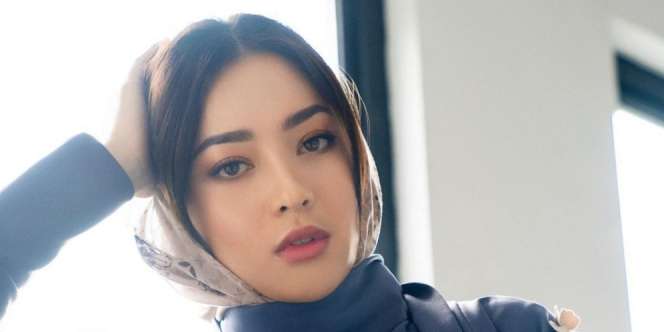 Pakai Dress Motif Marble, Tampilan Nikita Willy Begitu Menawan