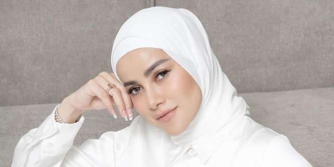 Olla Ramlan  Pakai Outer Mirip Baju Mandi, Tampilannya Unik nan Stylish