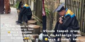 Momen Pilu Wisuda Tanpa Orangtua, Nyesek Nunduk di Bawah Pohon Pegang Ijazah