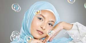 Bosan Pakai Eyeliner Hitam? Bikin Garis Mata Segar dengan Warna Seru