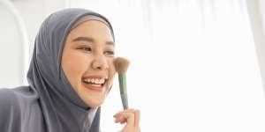 3 Cara Biar Pemakaian Highlighter Tampak Glowing Natural