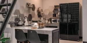 Dinding Dapur Motif Segi Enam, Hasilnya Bikin Beda
