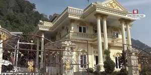 Potret Rumah Mewah di Tengah Desa, Bentuknya Bak Istana, Ternyata Milik Peternak Ikan!