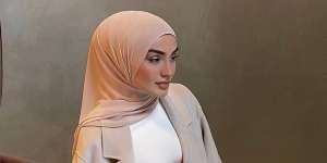 Lilit Pashmina Super Simpel, Hanya Butuh 2 Jarum Pentul