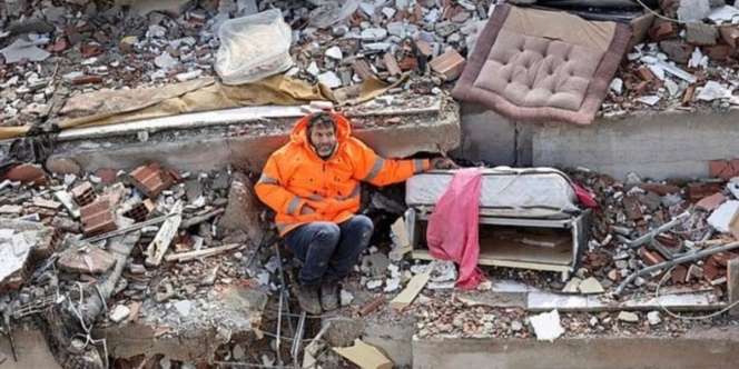Potret Pilu Ayah Genggam Tangan Putrinya yang Meninggal di Bawah Puing Reruntuhan Gempa Turki
