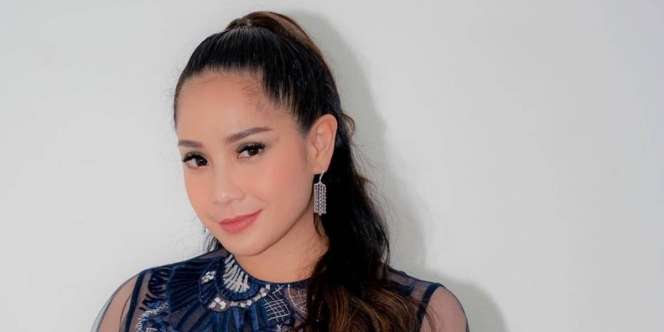 Tampilan Auto Fresh ala Nagita, Pilih Dress Simpel Warna Kuning Gemas