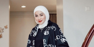 Pilih Busana Soft Color, Olla Ramlan Tampak Anggun