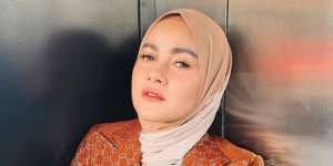 Gaya Playful Olla Ramlan Tampil Serba Pink