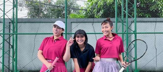Gaya Kembaran Ayu Dewi dan Nagita Slavina yang Lagi Hobi Main Tenis