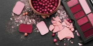 Patah Hati Palet Makeup Hancur? Tenang, Ada Cara Memperbaiki