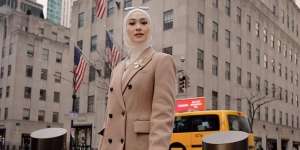 Pose di New York, Indah Nada Puspita Stunning Berbalut Blazer