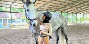 Sporty Banget, Style Lesty Kejora Saat Berkuda